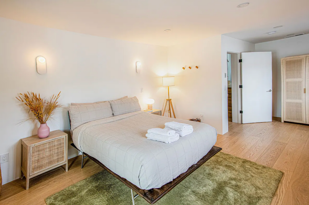 LAKE HOUSE - Luxe Queen - Single - Shared Bath
