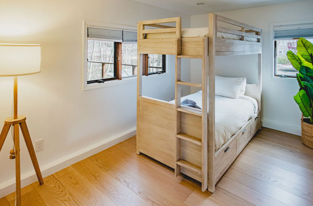 LAKE HOUSE - Charming Bunk - Single - Shared Bath