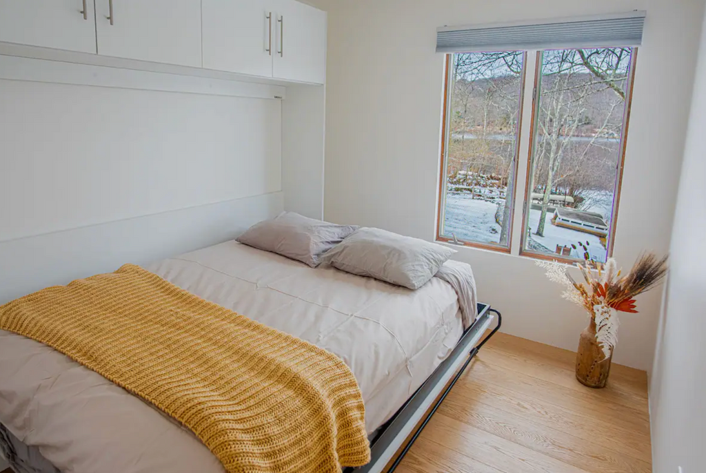 LAKE HOUSE - Quaint Queen - Single - Shared Bath